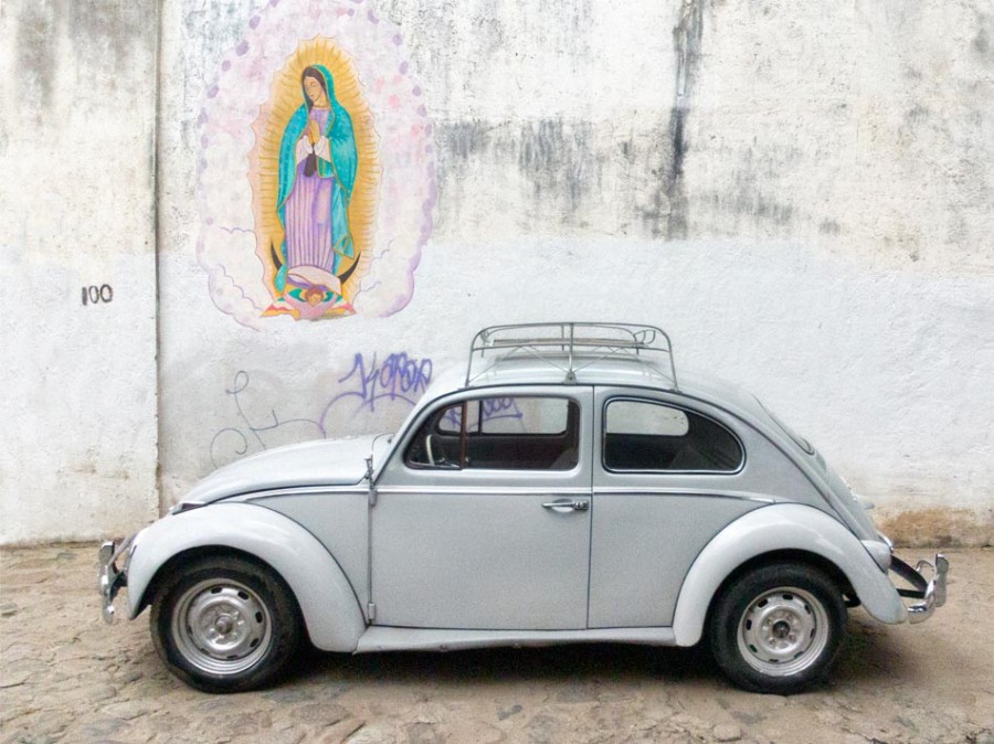 Vocho blanco y Lupe