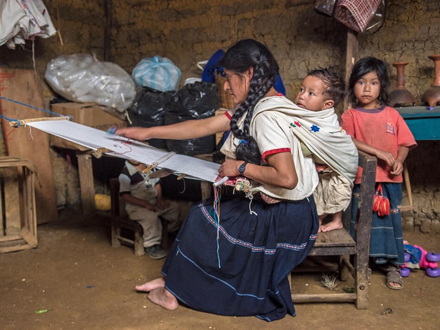 Zapatista tejedora con sus hijos
