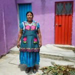 Amalia con plantas jóvenes de agave